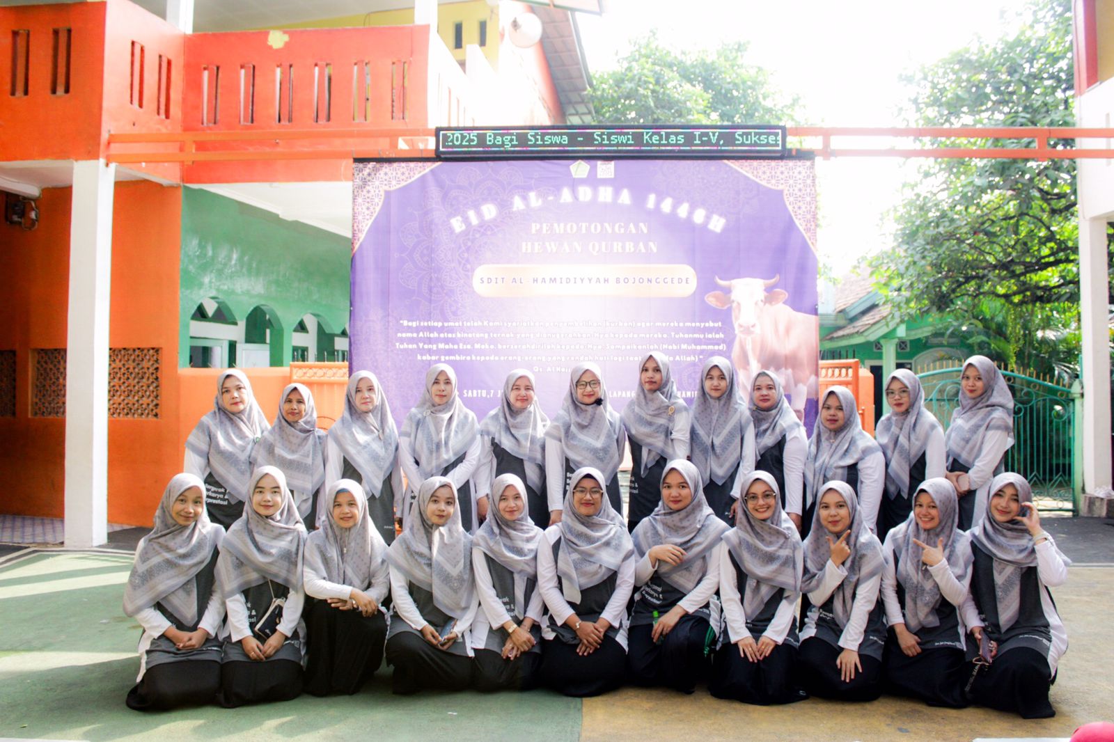 SDIT AL-HAMDIYYAH MELAKSANAKAN KEGIATAN PEMOTONGAN HEWAN QURBAN PADA IDUL ADHA 1446 H