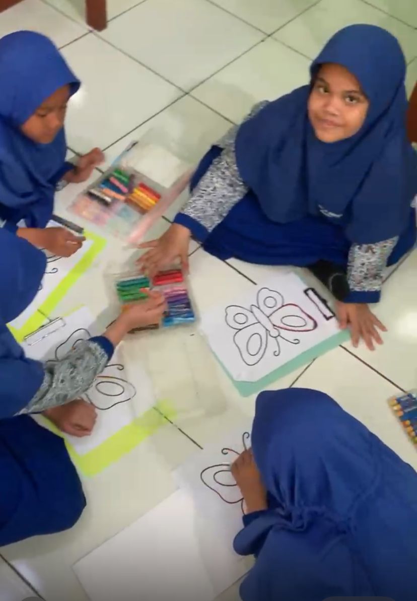 Melukis Ceria dengan Teknik Stensil di Kelas 2 al khaafidh